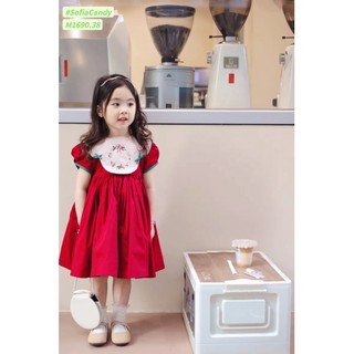 Váy đỏ cổ trắng thêu hoa