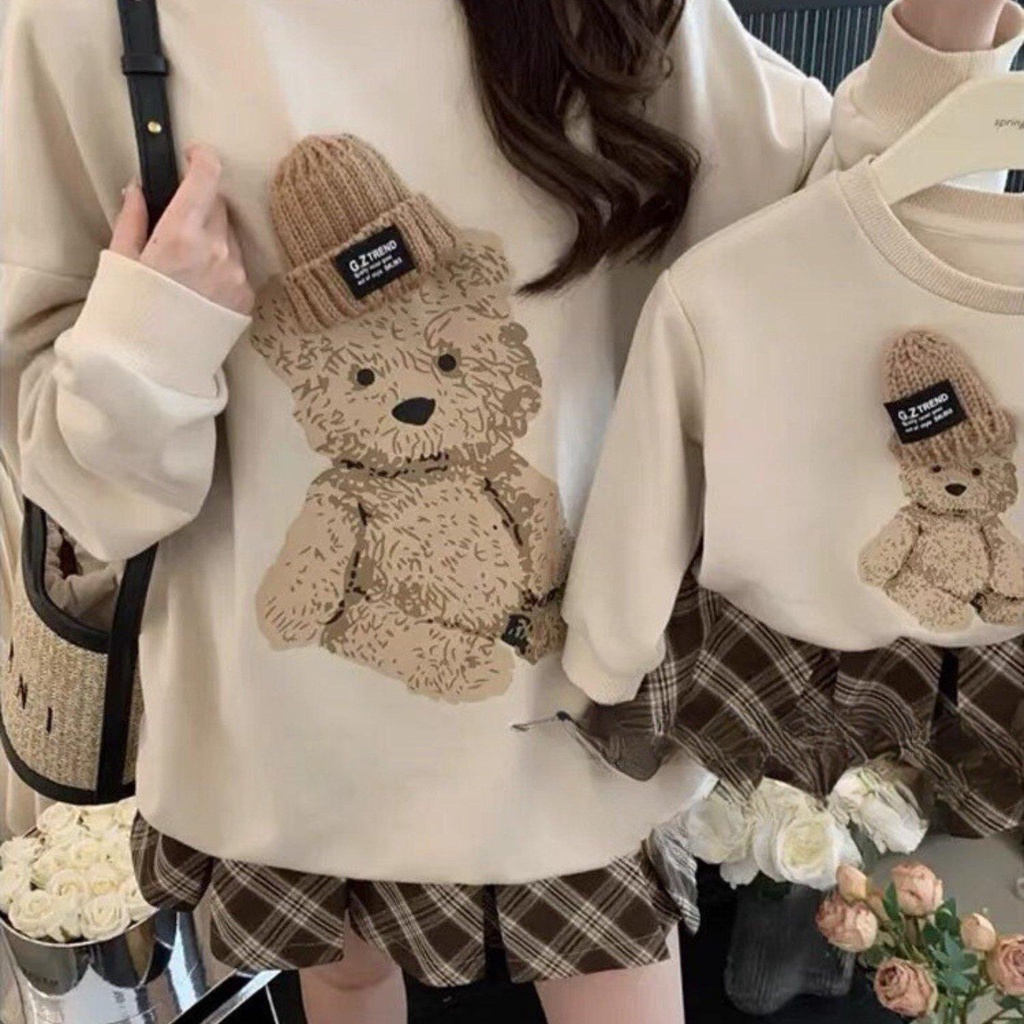 Set áo hình gấu nỉ mix chân váy xếp ly kẻ cho mẹ và bé