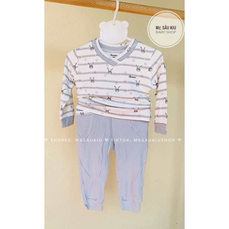 Bộ Avaler dài tay cổ tim sợi tre Interlock hoạ tiết cho bé