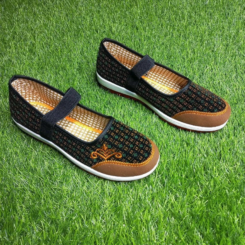 Giày trung niên vải nữ đế cao su xuồng 2p thêu màu vàng màu xanh .quai chun