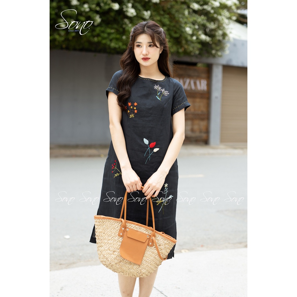SONO - Đầm linen navy thêu toàn thân