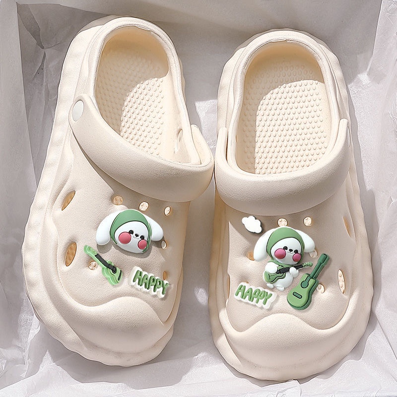 Dép Sục Nữ Crocs Bánh Mì Đế Mềm Kèm Sticker Hoạt Hình Ngộ Nghĩnh Hot Trend Mùa Đông 2023