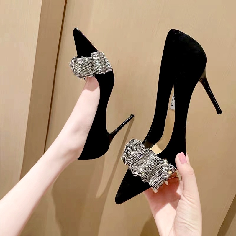 Giày Cao Gót Mũi Nhọn Màu Đen Đính Đá Phong Cách Pháp Quyến Rũ