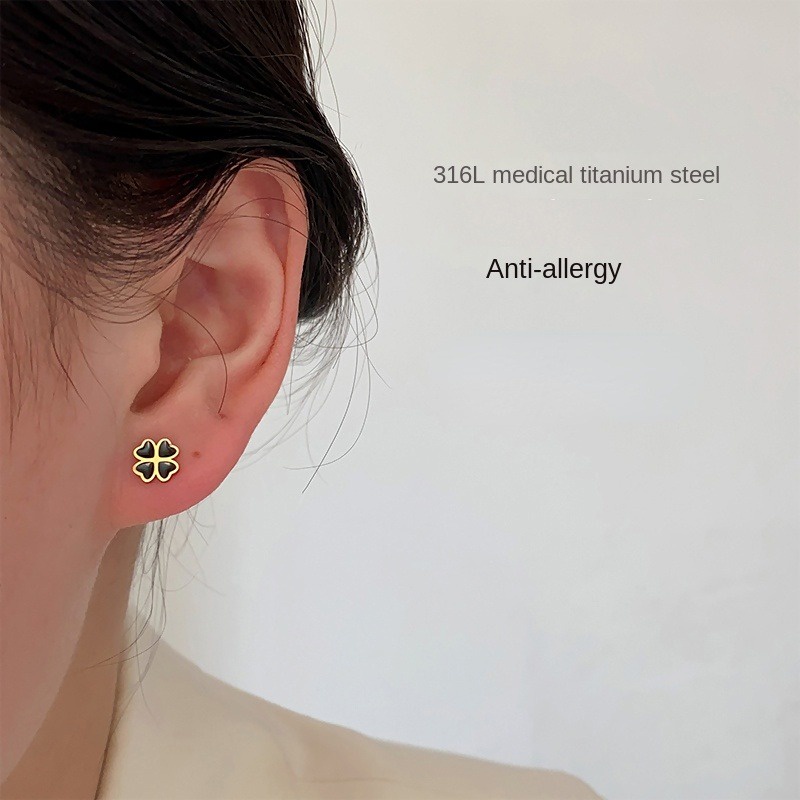 Khuyên Tai Xoắn Ốc Bằng Thép Titan Không Phai Màu Hình Cỏ Bốn Lá Đơn Giản Thời Trang