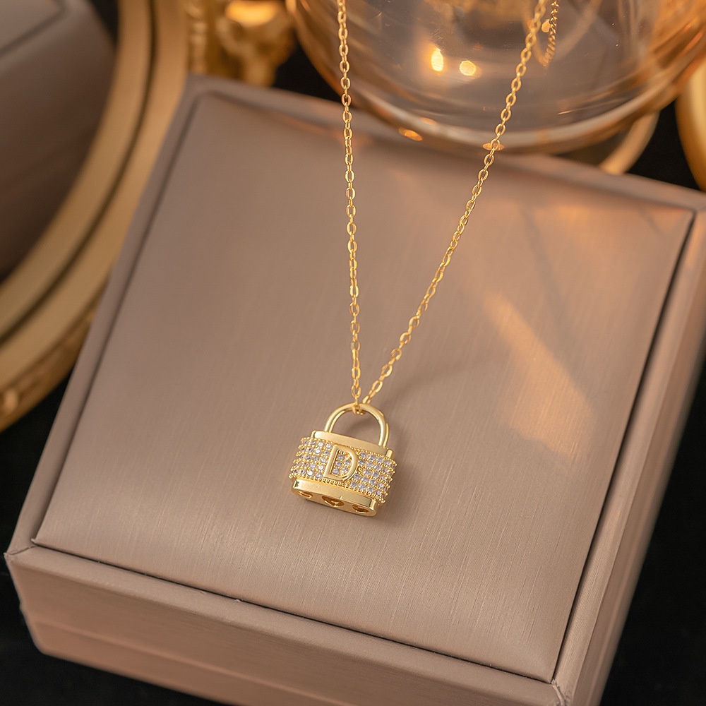 Vòng Cổ Bằng Thép Titan Mặt Hình Cỏ Ba Lá Và Bướm Đơn Giản Cá Tính Dành Cho Nữ