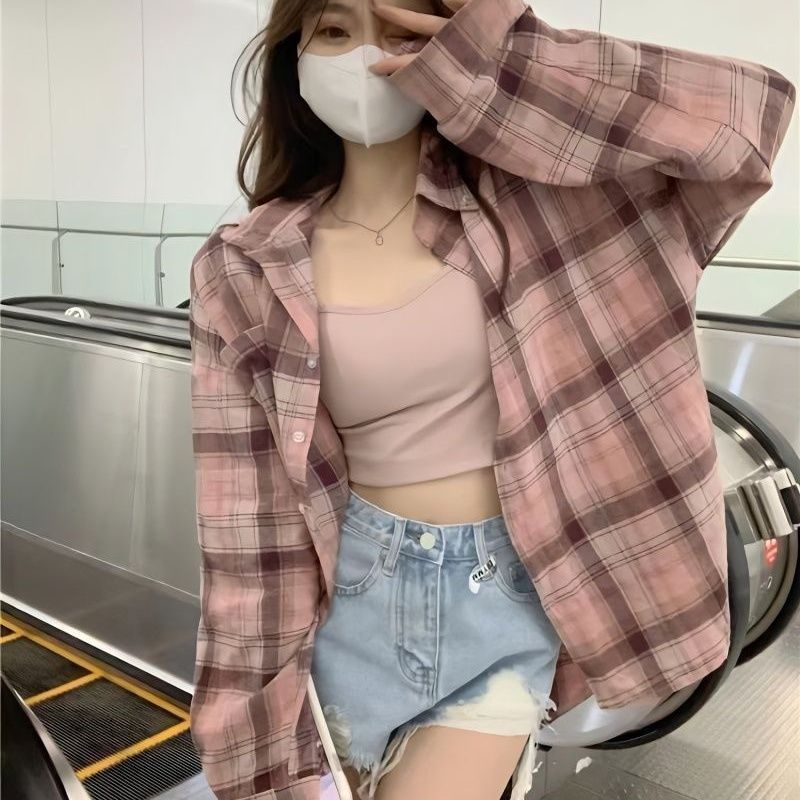 Áo khoác nữ cổ POLO màu hồng phô biến với áo sơ mi kẻ caro, dáng dài, tay dài cho mùa xuân hè.