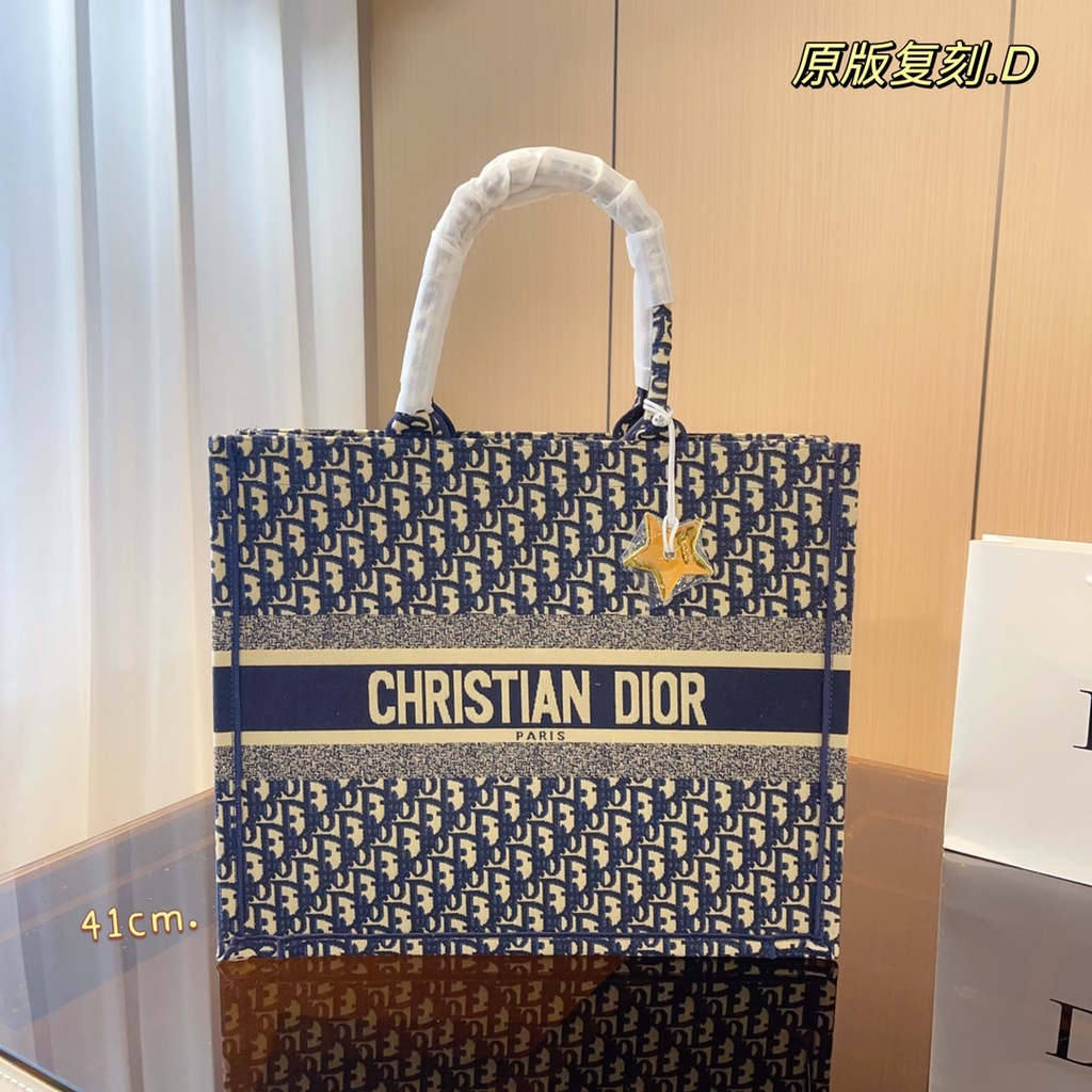 DIOR limited embroidery shopping bag fashionable personalized whole body embroidery design versatile and low-key retro fashion portable shopping bag