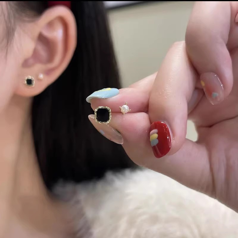 Bông Tai Hình Vuông Nhỏ Màu Đen / Trắng Đính Kim Sa Phong Cách Hàn Quốc Thời Trang 2023