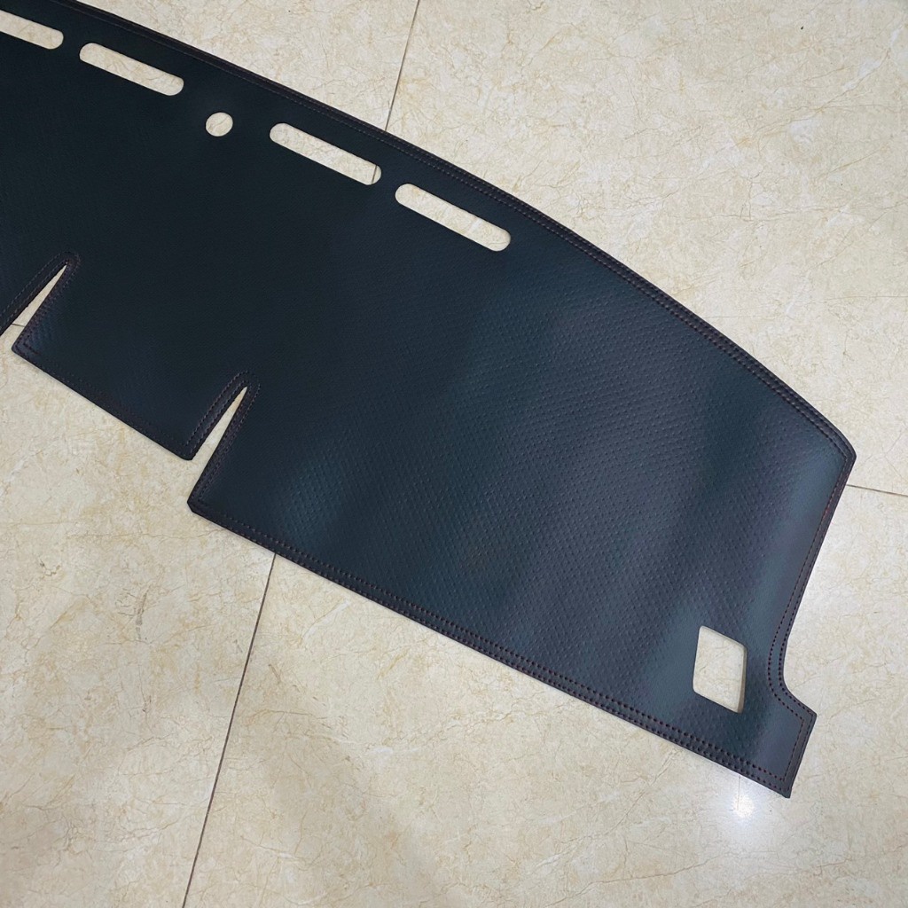 Thảm taplo xe Yaris Cross 2023 2024 mẫu da carbon. có chống trượt, che nắng tốt