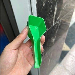 Xúc cám , xúc thức ăn cho chim