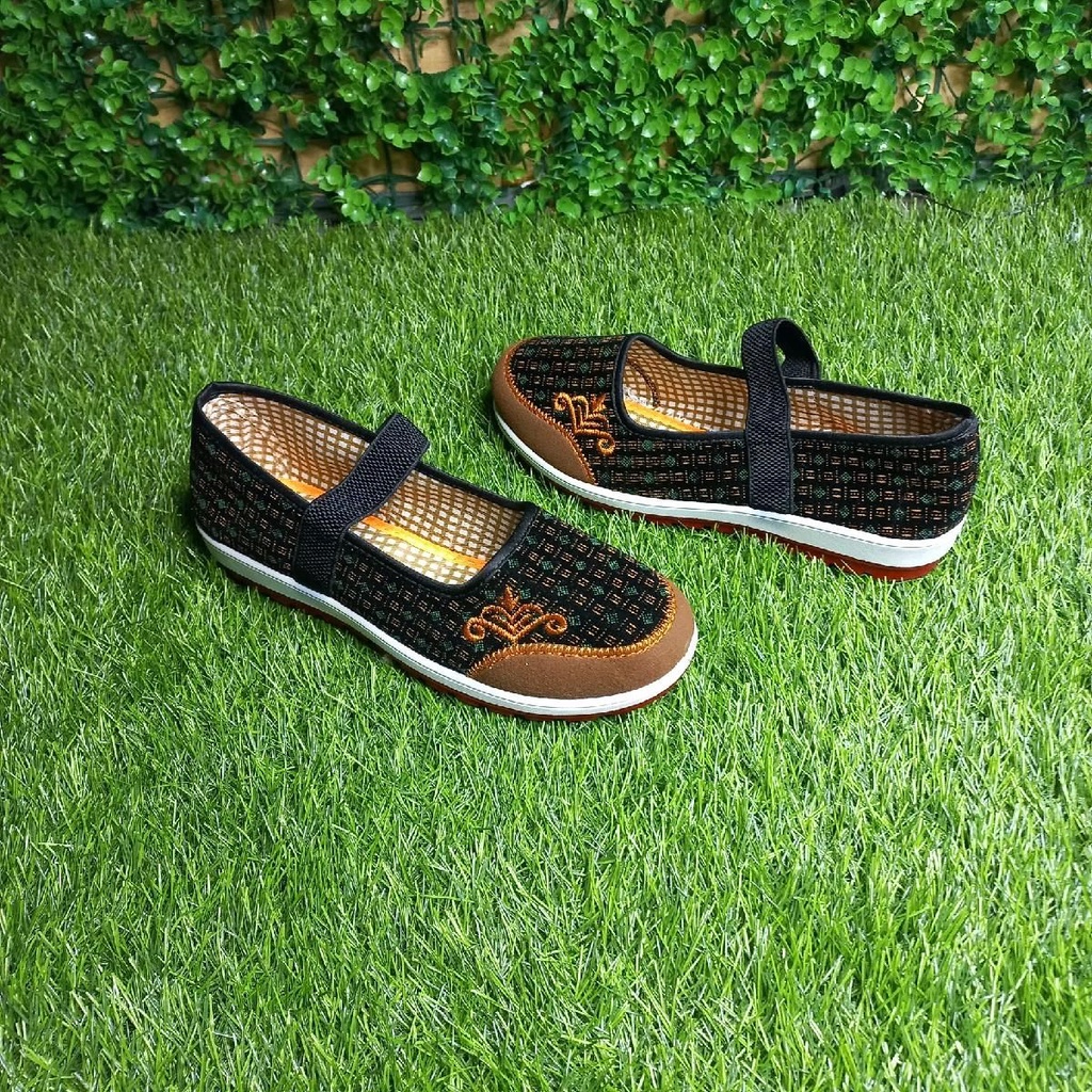 Giày trung niên vải nữ đế cao su xuồng 2p thêu màu vàng màu xanh .quai chun