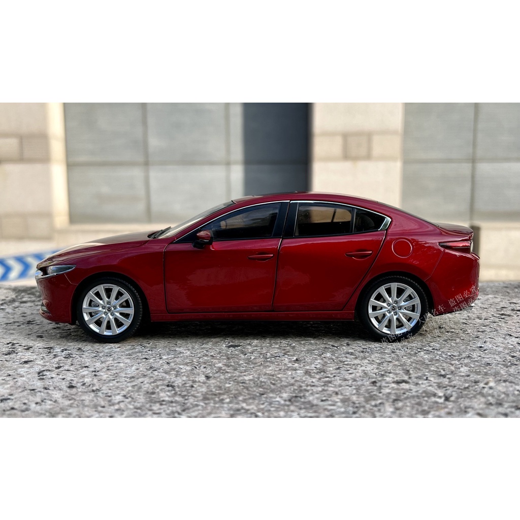 Mô hình xe Mazda 3 mẫu 2022  tỉ lệ 1:18 có ô tô tặng kèm