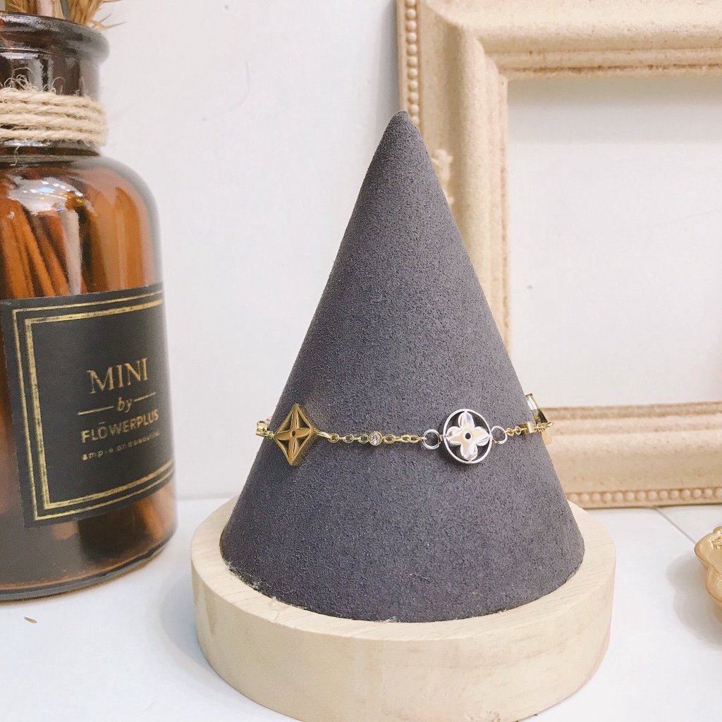 Vòng Tay louis vuitton Bằng Thép Titan Khắc Chữ lv monogram