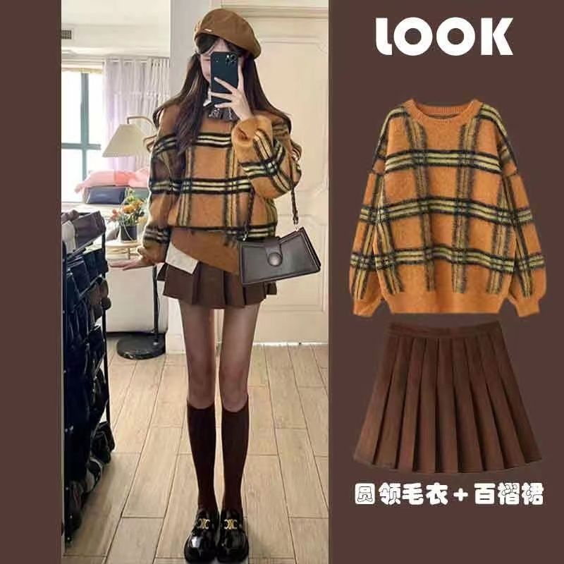 🎀48 giờ gửi🎀Áo len Bộ Áo Khoác cardigan Sọc Caro Nâu + Chân Váy Ngắn Xếp Ly Màu Nâu Thời Trang Mùa Thu Phong Cách Phương Tây set đồ nữ