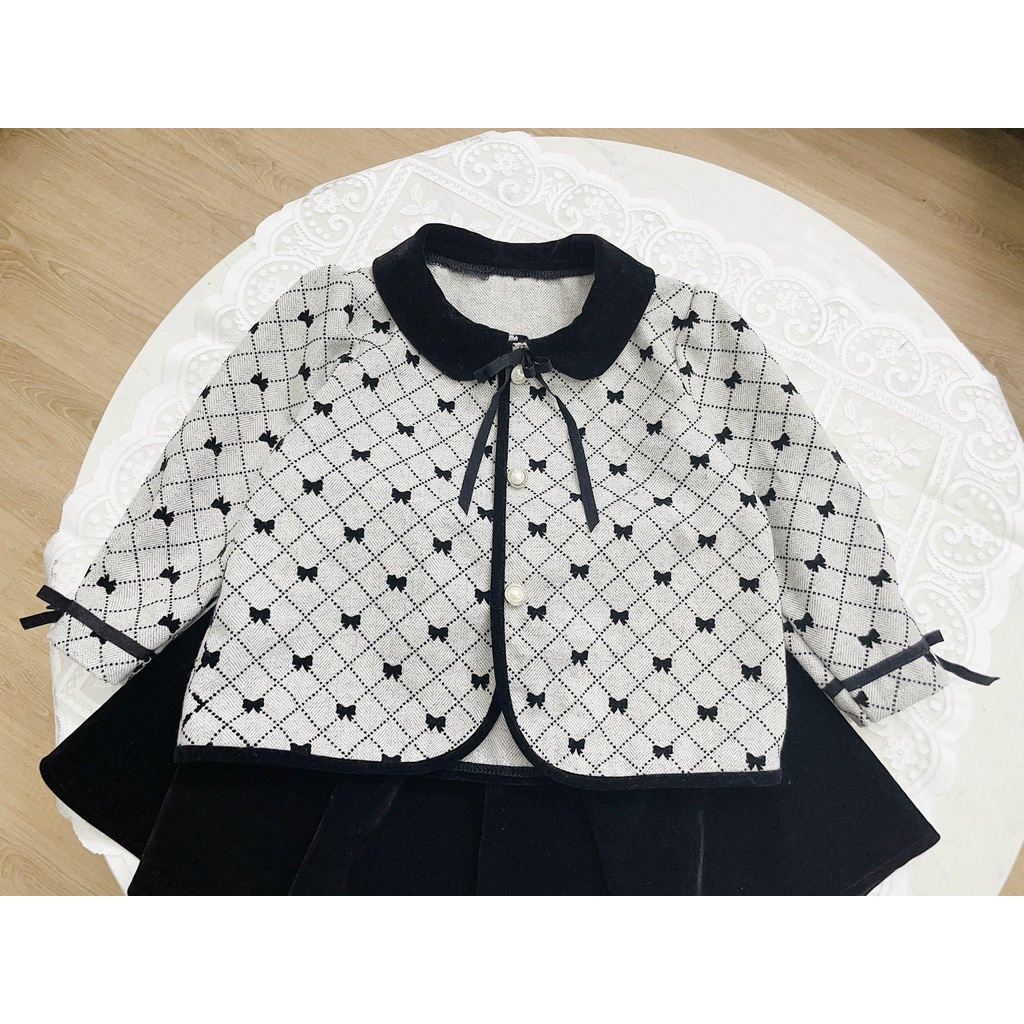 Set Áo Dạ Xám Cổ Sen Họa Tiết Nơ Đính Cúc Ngọc Kèm Chân Váy Nhung Đen Điệu Đà