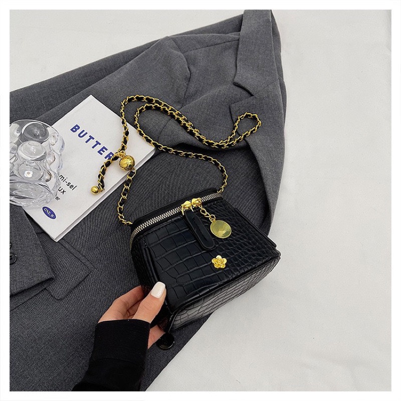 Túi đeo chéo nữ cốp hoa cúc vải bò jean mẫu mới dây đeo quả chuông trang trí