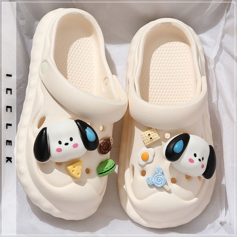 Dép Sục Nữ Crocs Bánh Mì Đế Mềm Kèm Sticker Hoạt Hình Ngộ Nghĩnh Hot Trend Mùa Đông 2023