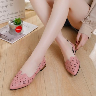 Một Cặp Dép Xăng Đan Có Dây Treo