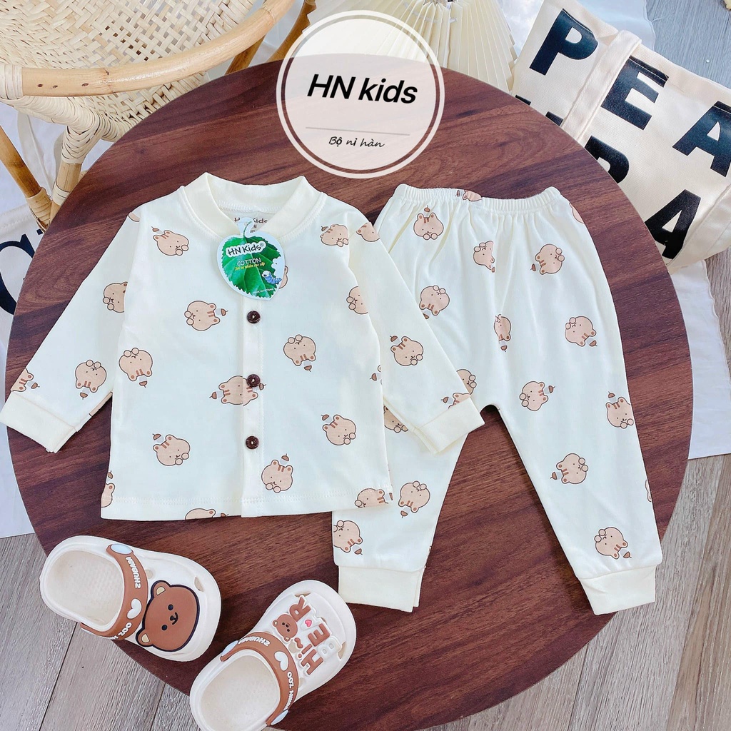 Bộ dài hnkids cúc giữa cotton nỉ cổ trụ nền kem cho bé mặc thu đông