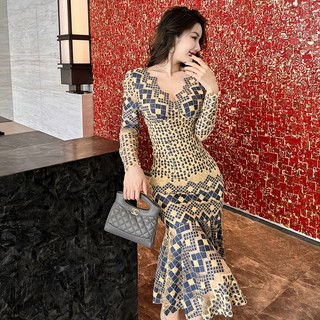 Đầm ren đuôi cá cổ chữ v thời trang mùa thu 2023