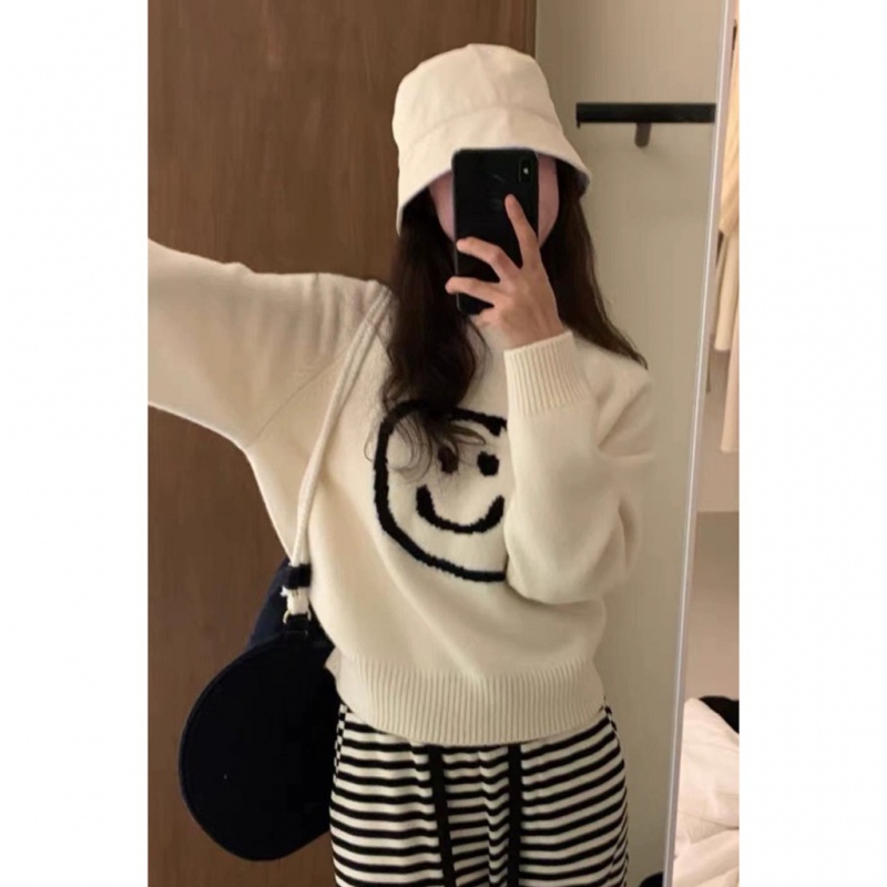 Áo sweater Dệt Kim Tay Dài Cổ Tròn Dáng Rộng In Hình Mặt Cười Dễ Thương Cho Nữ