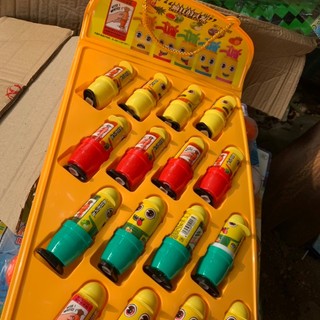 vỉ 20 chiếc kẹo dẻo đùn mọc tóc minion