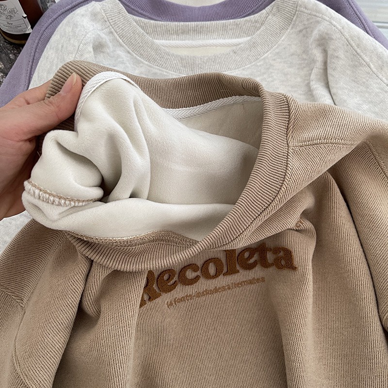 𝐂𝐨̉ 𝐁𝐚 𝐋𝐚́ 𝐒𝐭𝐨𝐫𝐞 - Áo Nỉ Sweater Dài Tay thêu chữ Recoleta