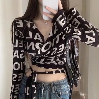 Yuewen retro in chữ cái thoải mái ngắn cổ chữ v top nữ dây đeo chữ thập chặt cổ thấp áo thun dài tay