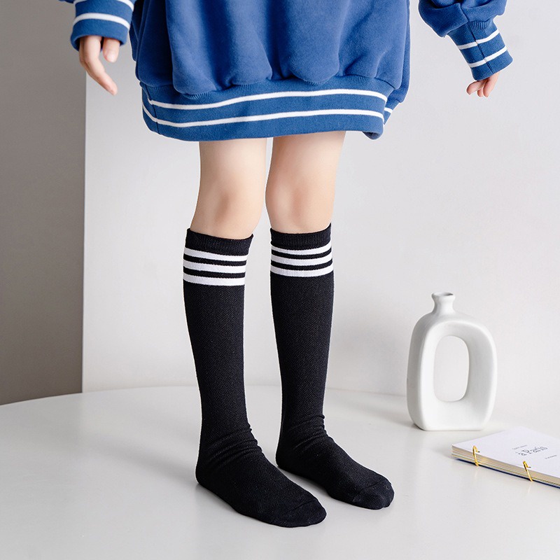 Vớ Thể Thao Dài Đến Đầu Gối Vải cotton Kẻ Sọc Trắng Đen Ấm Áp Thời Trang Thu Đông Cho Bé