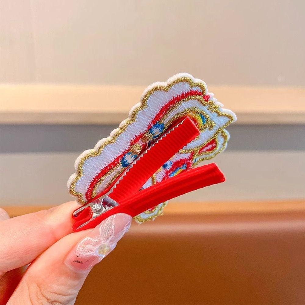 Lưng2 Kẹp Tóc Thêu Hình Sư Tử Phong Cách Trung Hoa Cổ Điển Cho Bé