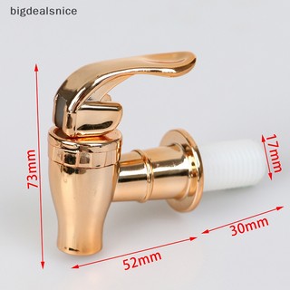 1 bình đựng rượu bằng thủy tinh có vòi rót
