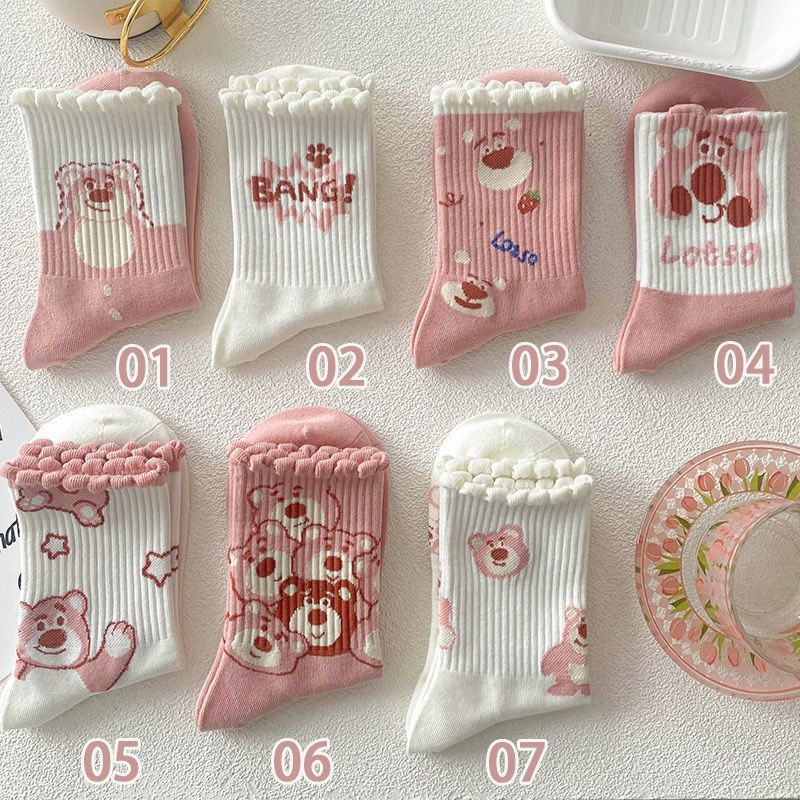 1 Đôi Vớ Thể Thao Màu Hồng Hình Gấu Và Dâu Tây Dễ Thương