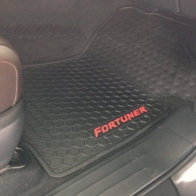 Thảm lót sàn cao su xe Fortuner 2009- 2021, 2022, 2023 thiết kế vừa vặn không mùi dễ dàng vệ sinh