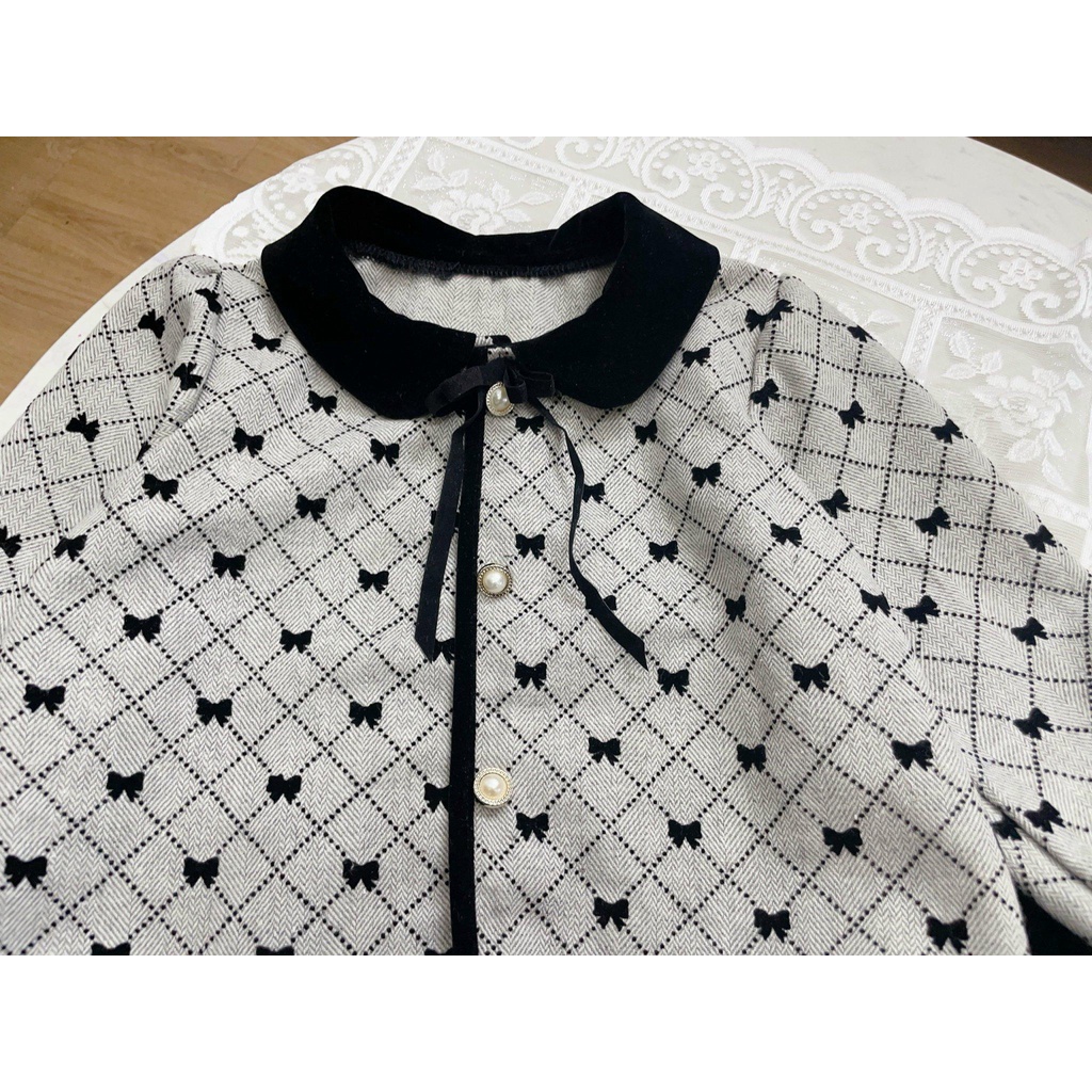 Set Áo Dạ Xám Cổ Sen Họa Tiết Nơ Đính Cúc Ngọc Kèm Chân Váy Nhung Đen Điệu Đà