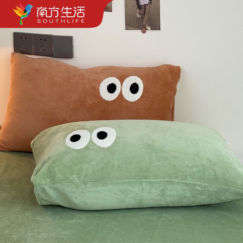Vỏ Gối Lông Cừu San Hô Ấm Áp Hình Đôi Mắt To