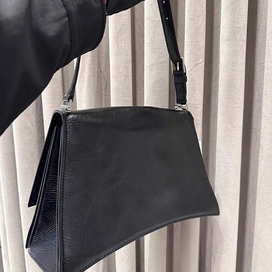 Xiaohongshu Túi Đeo Chéo Vai Màu Tối Phong Cách Công Nghiệp Nặng Thời Trang Thu Đông 2023