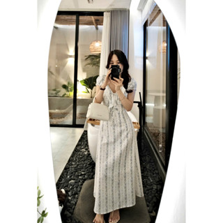  Jolin | FIONA DRESS - Đầm dáng dài cổ bèo cổ tim bèo tay phồng họa tiết trắng hoa xanh biển | JOLIN 