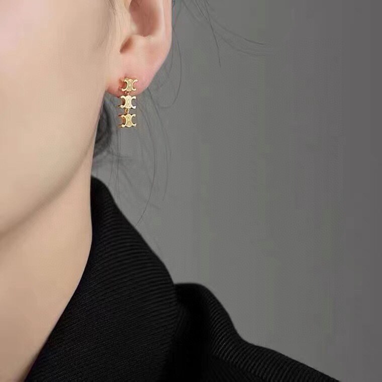 Celiness Khuyên Tai Đơn Giản Bằng Thép Titan / logo Chữ Cái / Cá Nhân / Tinh Tế / Thanh Lịch Cho Nữ