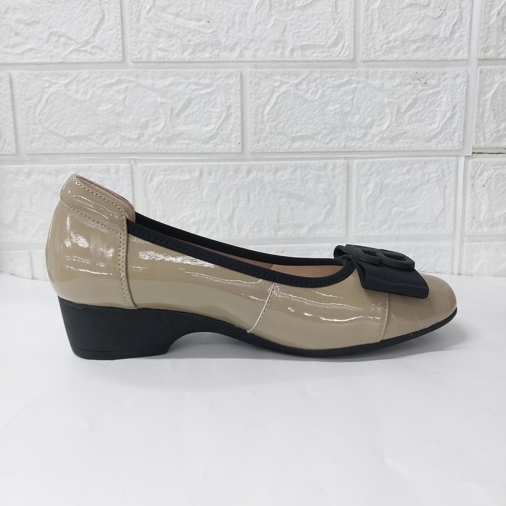 Giày bệt xuồng da dê phủ bóng. mũi tròn họa tiết 2cm