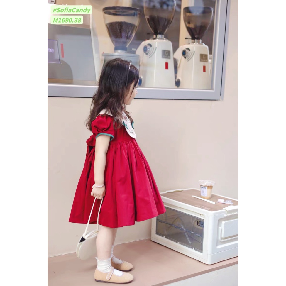 Váy đỏ cổ trắng thêu hoa