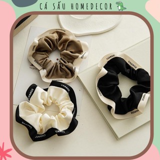 Cột tóc scrunchies có viền sang trọng chữ change để búi tóc