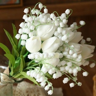 Bó hoa cầm tay cô dâu từ hoa tulip, rum trắng tinh khôi CEVEria