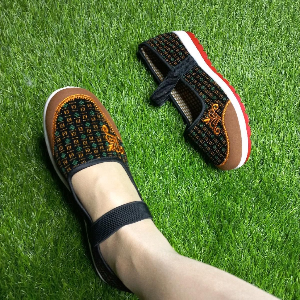 Giày trung niên vải nữ đế cao su xuồng 2p thêu màu vàng màu xanh .quai chun