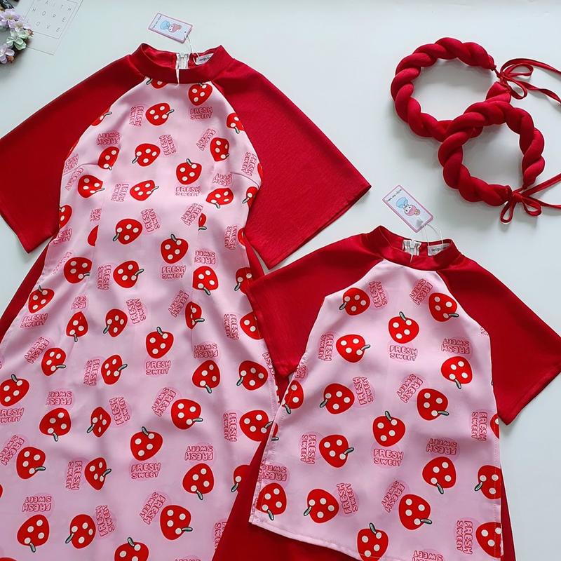 Áo dài Mẹ và Bé trái dâu đỏ kèm mấn cho bé mùa Tết