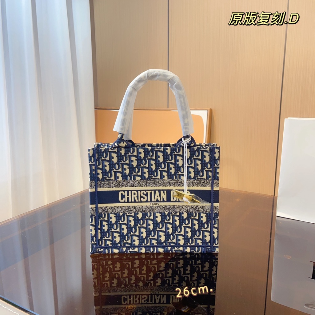 DIOR limited embroidery shopping bag fashionable personalized whole body embroidery design versatile and low-key retro fashion portable shopping bag