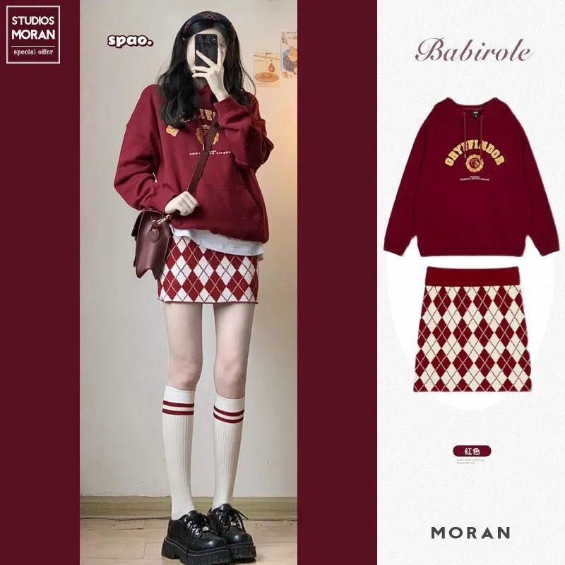 【Bess's house】áo sweater nữ+váy ngắn nữ，váy ngắn chữ a，sweater form rộng，Set Áo Hoodie Kèm Chân Váy Bông Phong Cách Giáng Sinh Cho Nữ，bộ đồ，set bộ，set đồ，set quần áo nữ，set đồ nữ，set đồ nữ mùa đông，bộ váy nữ，set đồ nữ đi chơi，set đồ bigsize