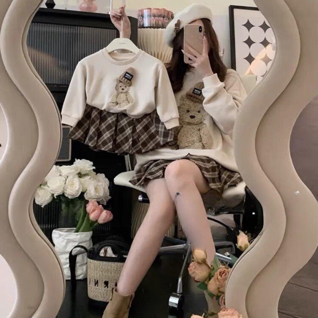 Set áo hình gấu nỉ mix chân váy xếp ly kẻ cho mẹ và bé