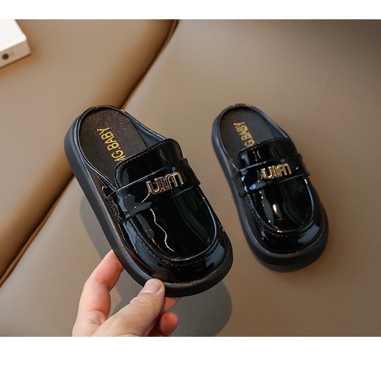 sandal đính chữ Min vàng cho bé gái - dép sục cho bé đế dẻo êm chân đã PU bít mũi bảo về chân Mg baby sành điệu v6609