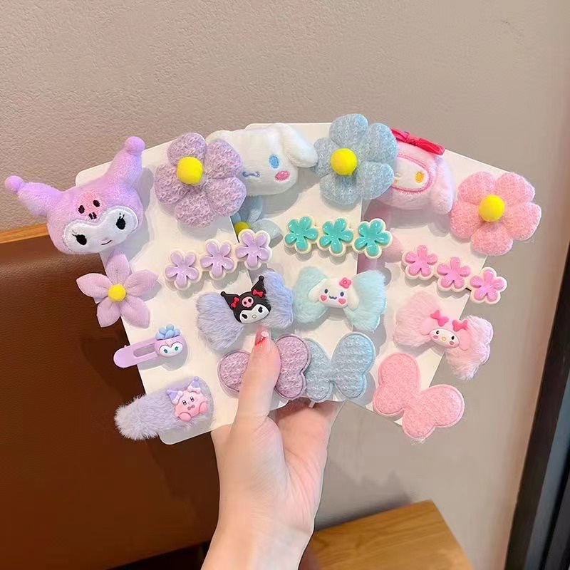 Set 8 Kẹp Tóc Hình Gấu / Dâu Tây Phủ Lông Dễ Thương Thời Trang Mùa Đông Cho Bé Gái