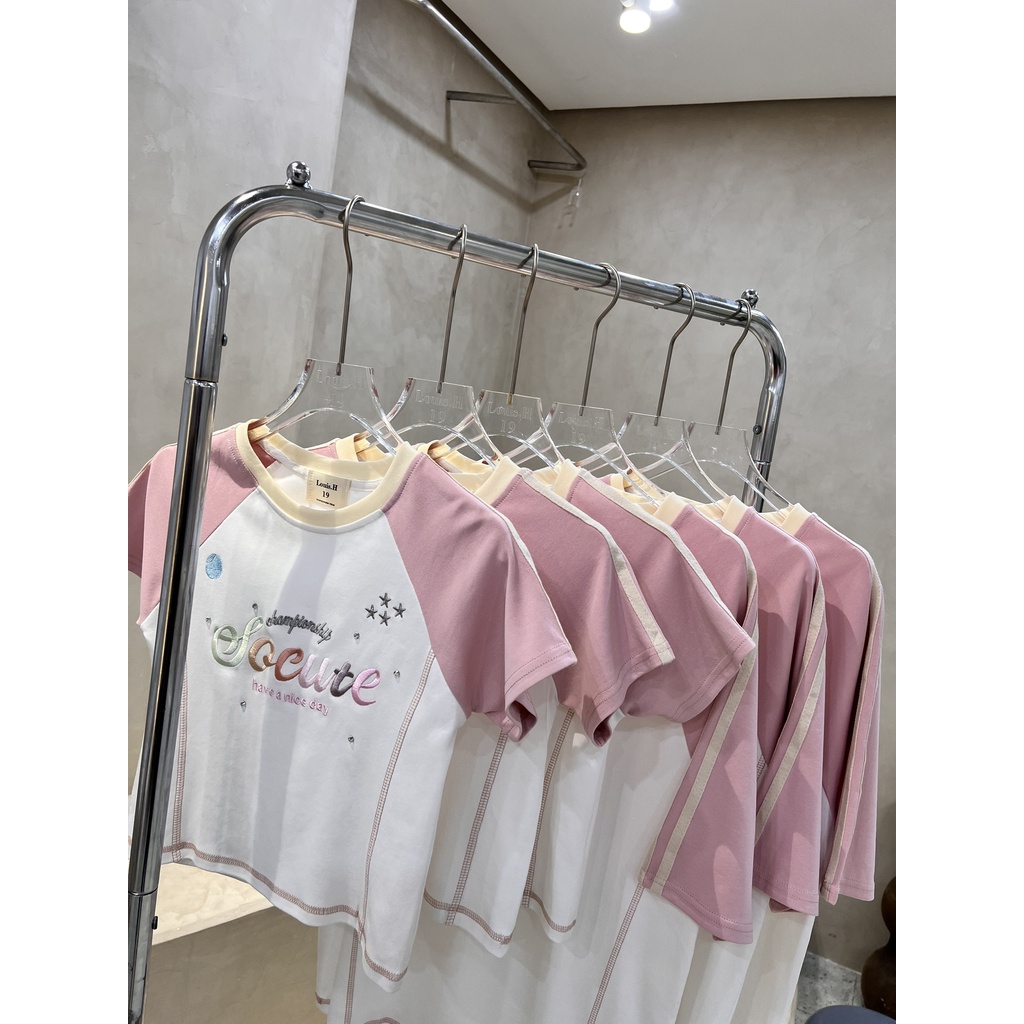 Áo grap.lang crop so.cute louis.h